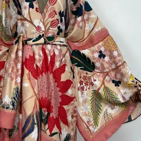 Beautiful wrap top - Picture 4 of 5